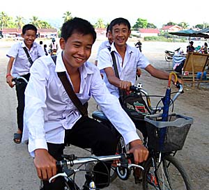 Laotion Pupils in Vang Vieng by Asienreisender